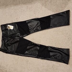 🚨 Shiny black leggings (pleather-like)